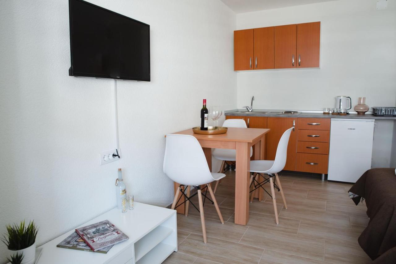 Apartmani Centar Lux New ซเรนยานิน ภายนอก รูปภาพ