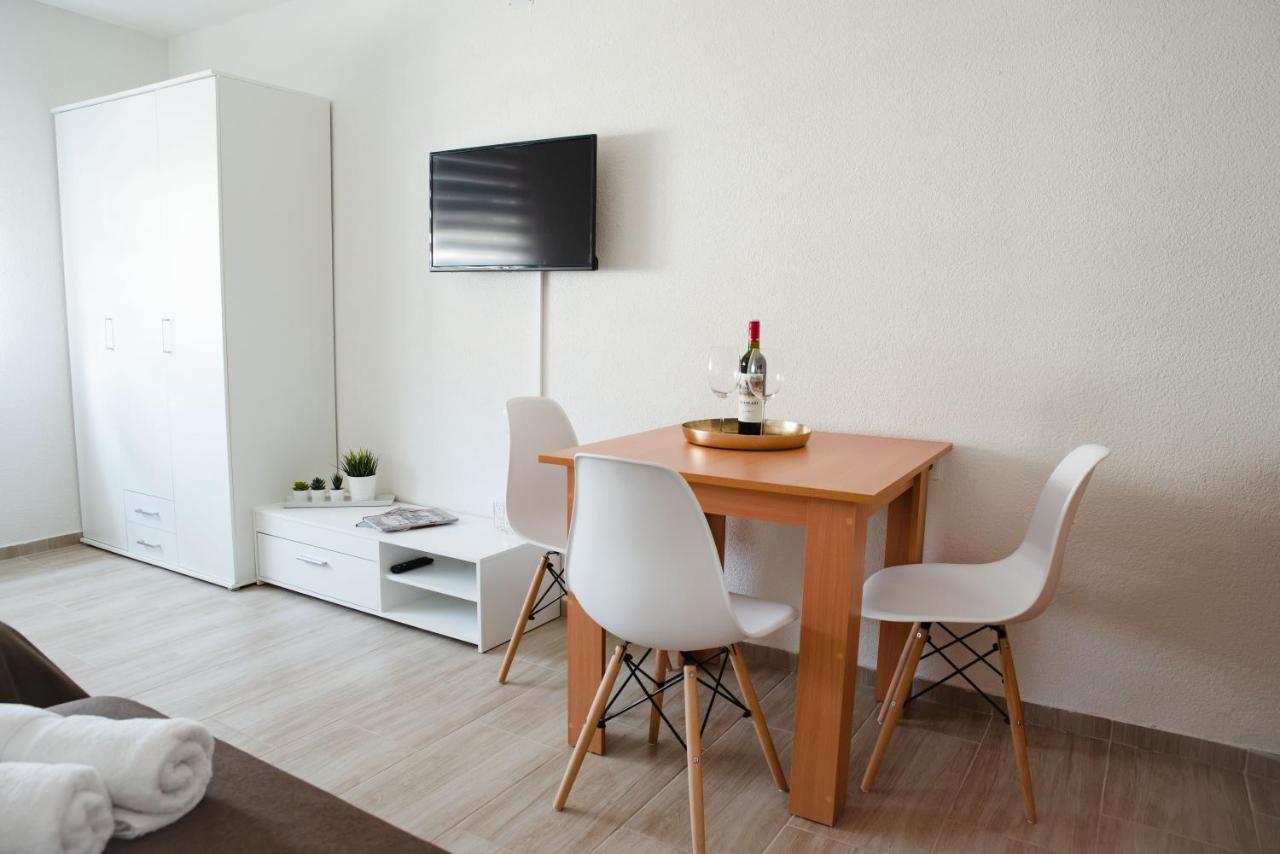 Apartmani Centar Lux New ซเรนยานิน ภายนอก รูปภาพ