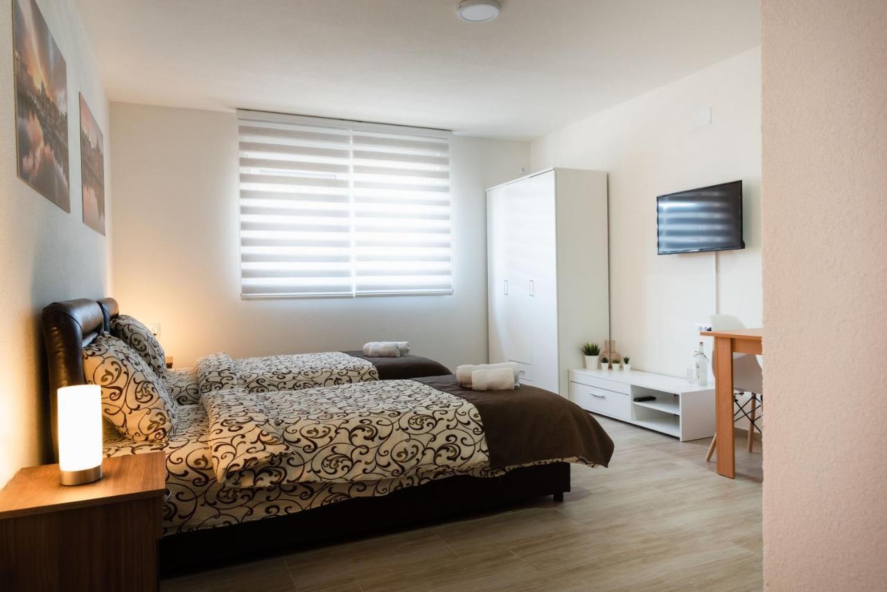 Apartmani Centar Lux New ซเรนยานิน ภายนอก รูปภาพ