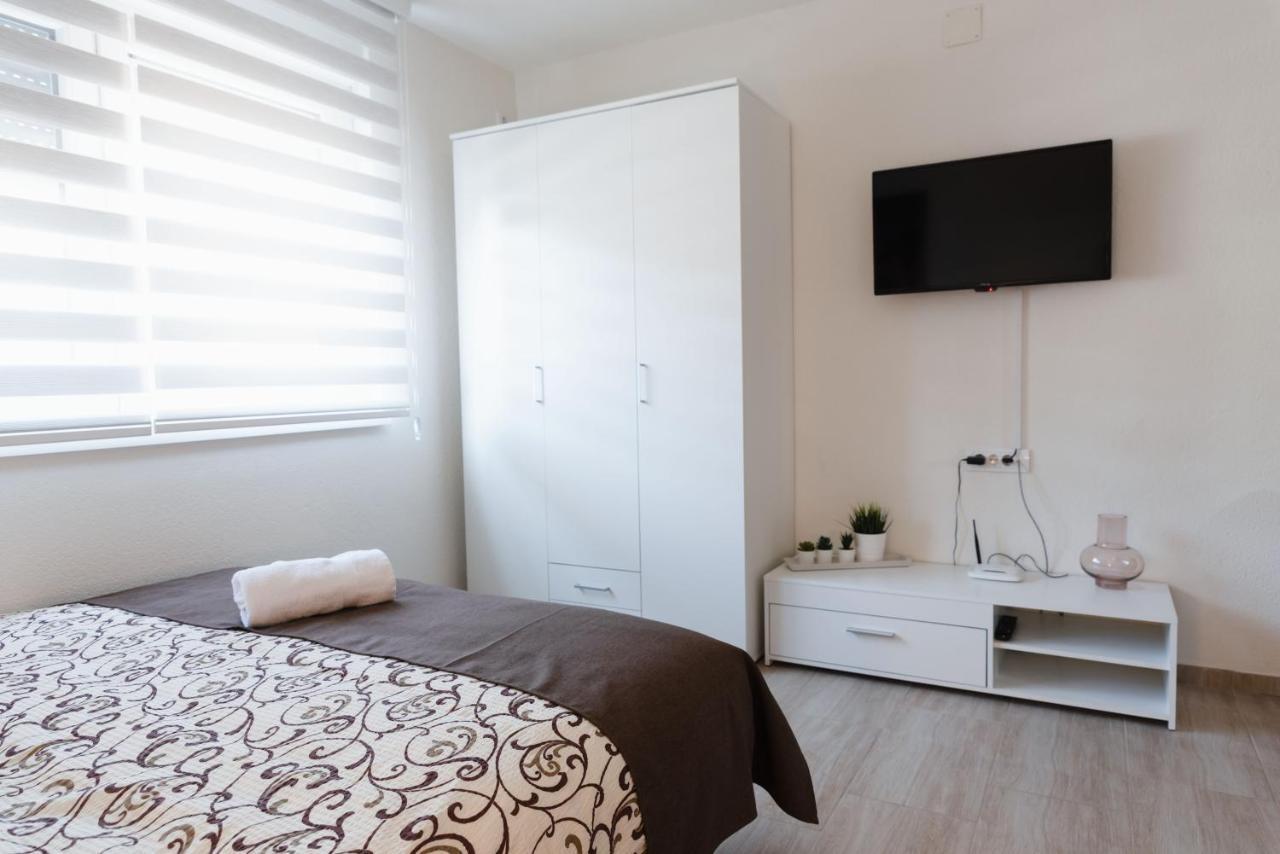 Apartmani Centar Lux New ซเรนยานิน ภายนอก รูปภาพ