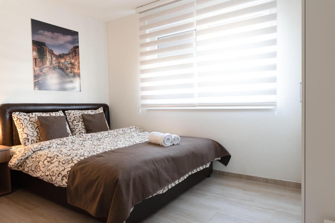 Apartmani Centar Lux New ซเรนยานิน ภายนอก รูปภาพ