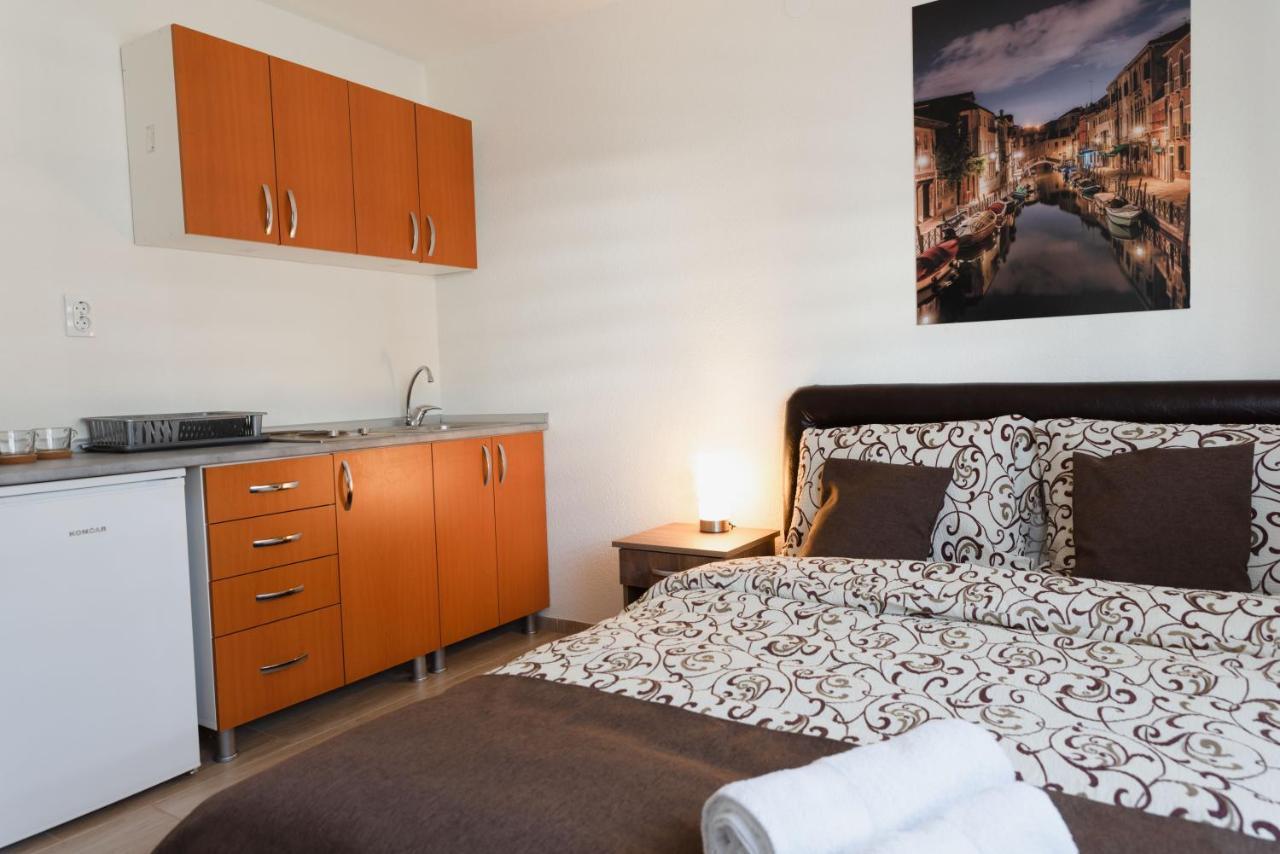 Apartmani Centar Lux New ซเรนยานิน ภายนอก รูปภาพ