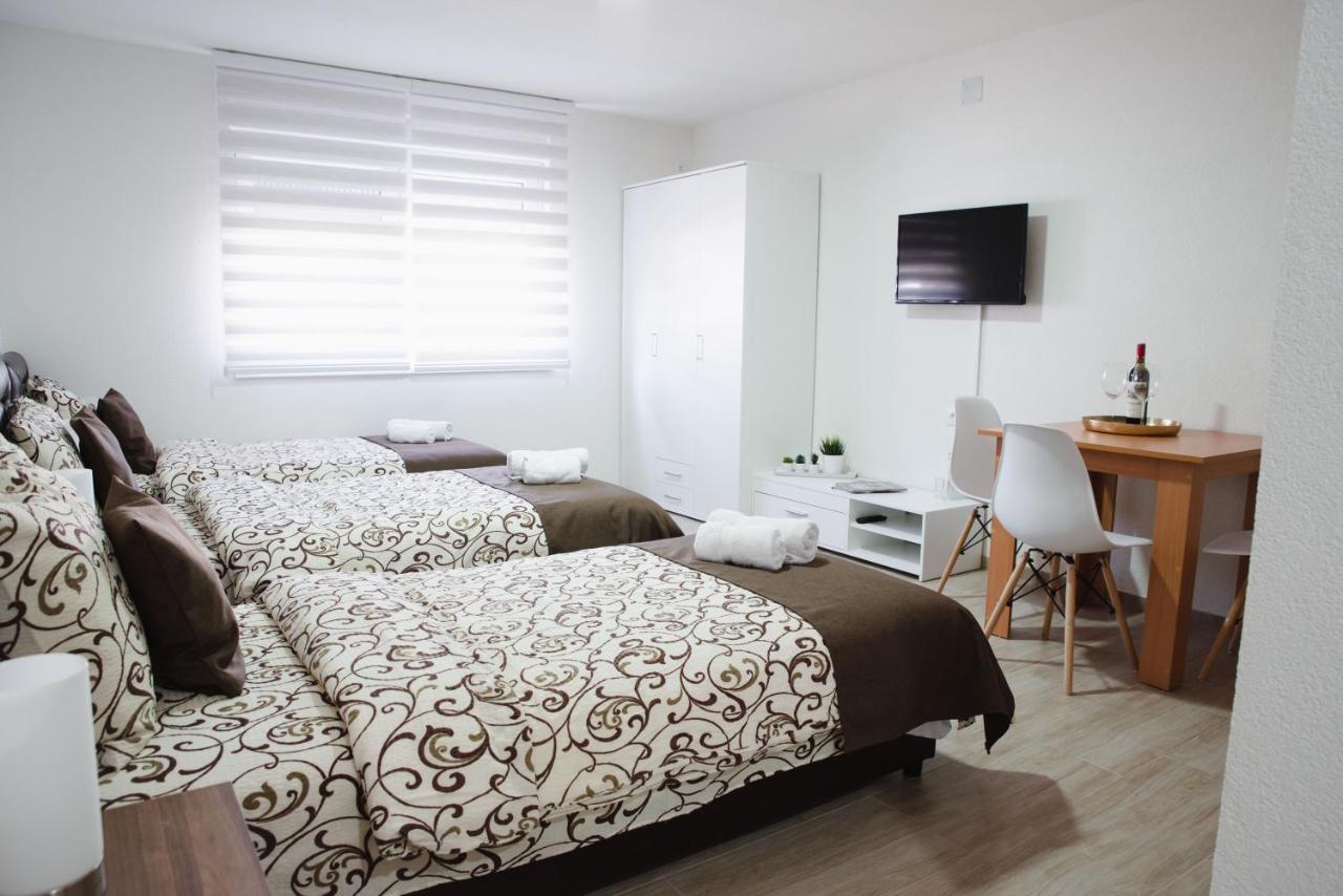 Apartmani Centar Lux New ซเรนยานิน ภายนอก รูปภาพ