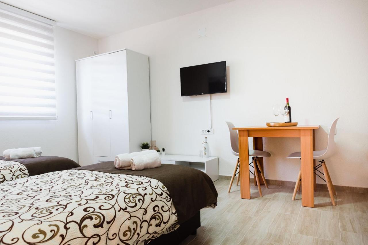 Apartmani Centar Lux New ซเรนยานิน ภายนอก รูปภาพ