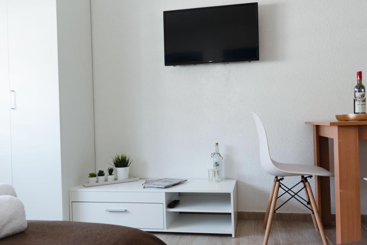 Apartmani Centar Lux New ซเรนยานิน ภายนอก รูปภาพ