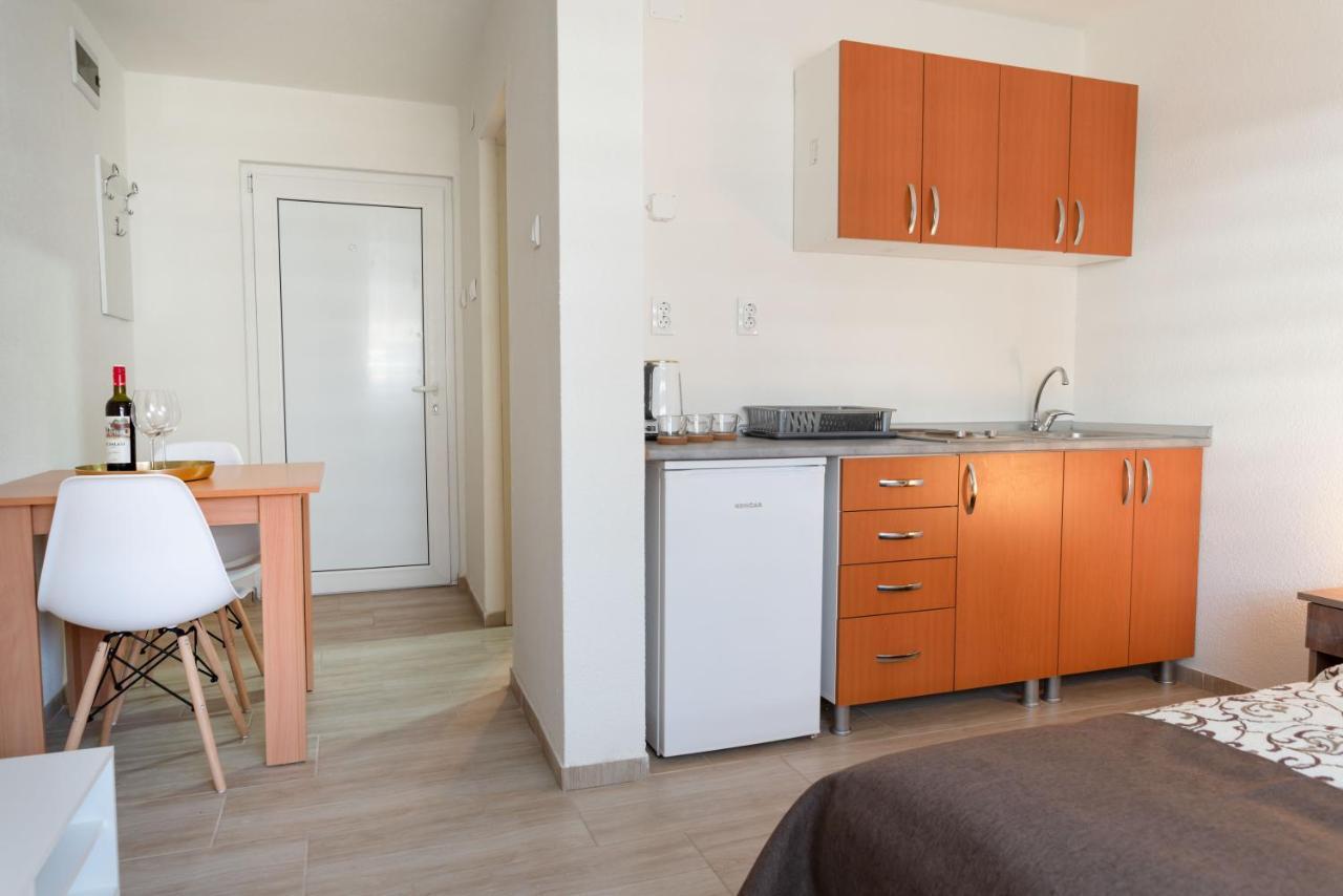 Apartmani Centar Lux New ซเรนยานิน ภายนอก รูปภาพ