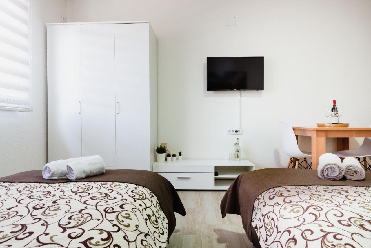 Apartmani Centar Lux New ซเรนยานิน ภายนอก รูปภาพ