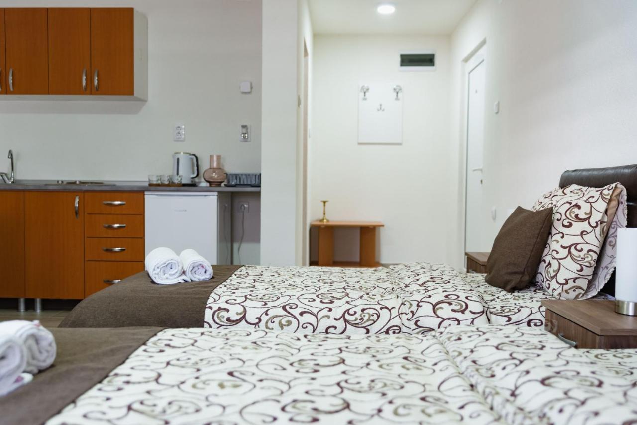 Apartmani Centar Lux New ซเรนยานิน ภายนอก รูปภาพ