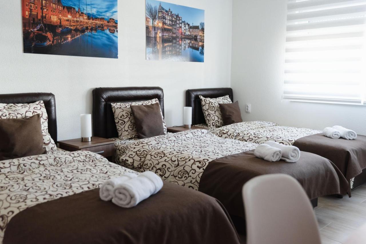 Apartmani Centar Lux New ซเรนยานิน ภายนอก รูปภาพ