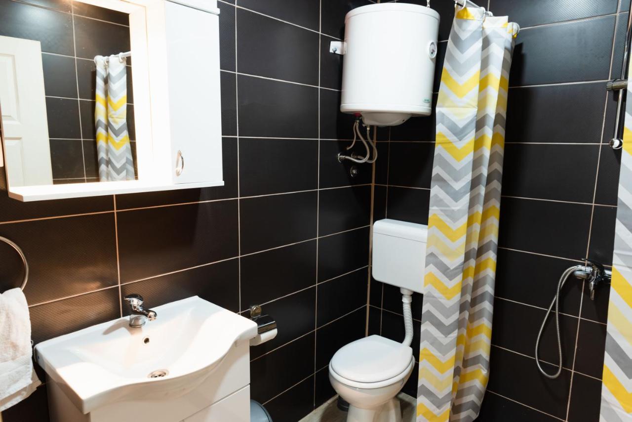 Apartmani Centar Lux New ซเรนยานิน ภายนอก รูปภาพ